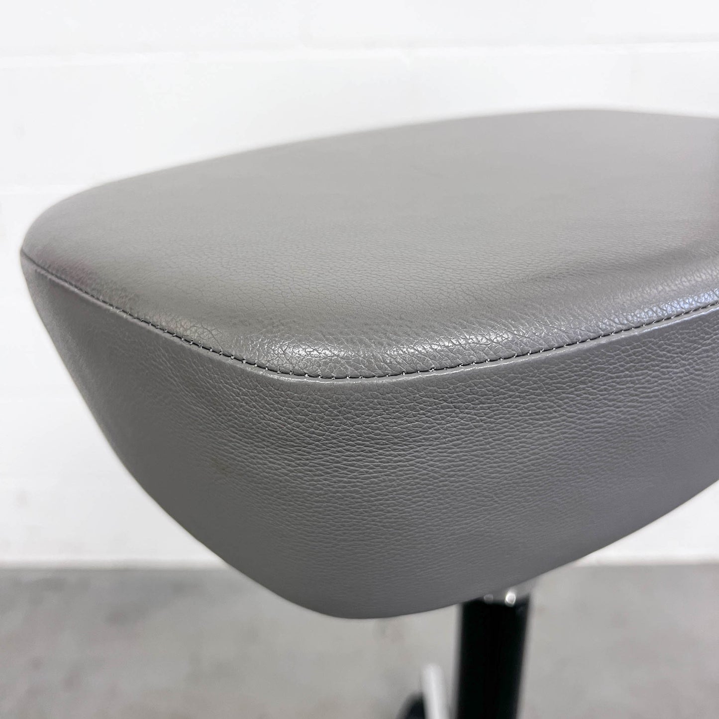 George Nelson Perch Stuhl, Leder grau, Vitra