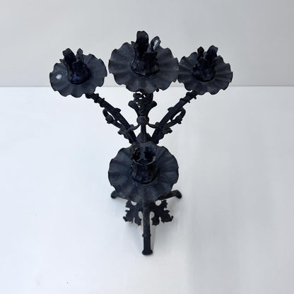 Kerzenständer mit Blumen- und Blätter-Verzierung