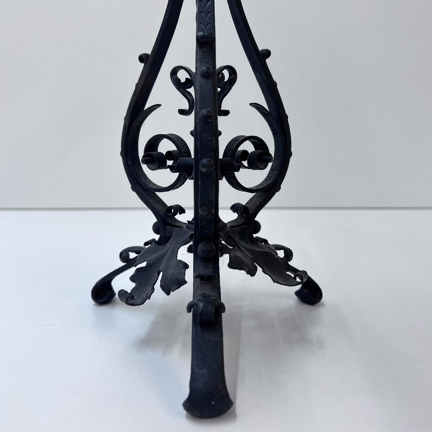 Kerzenständer mit Blumen- und Blätter-Verzierung