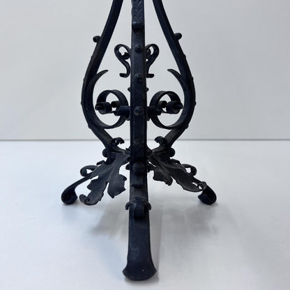 Kerzenständer mit Blumen- und Blätter-Verzierung