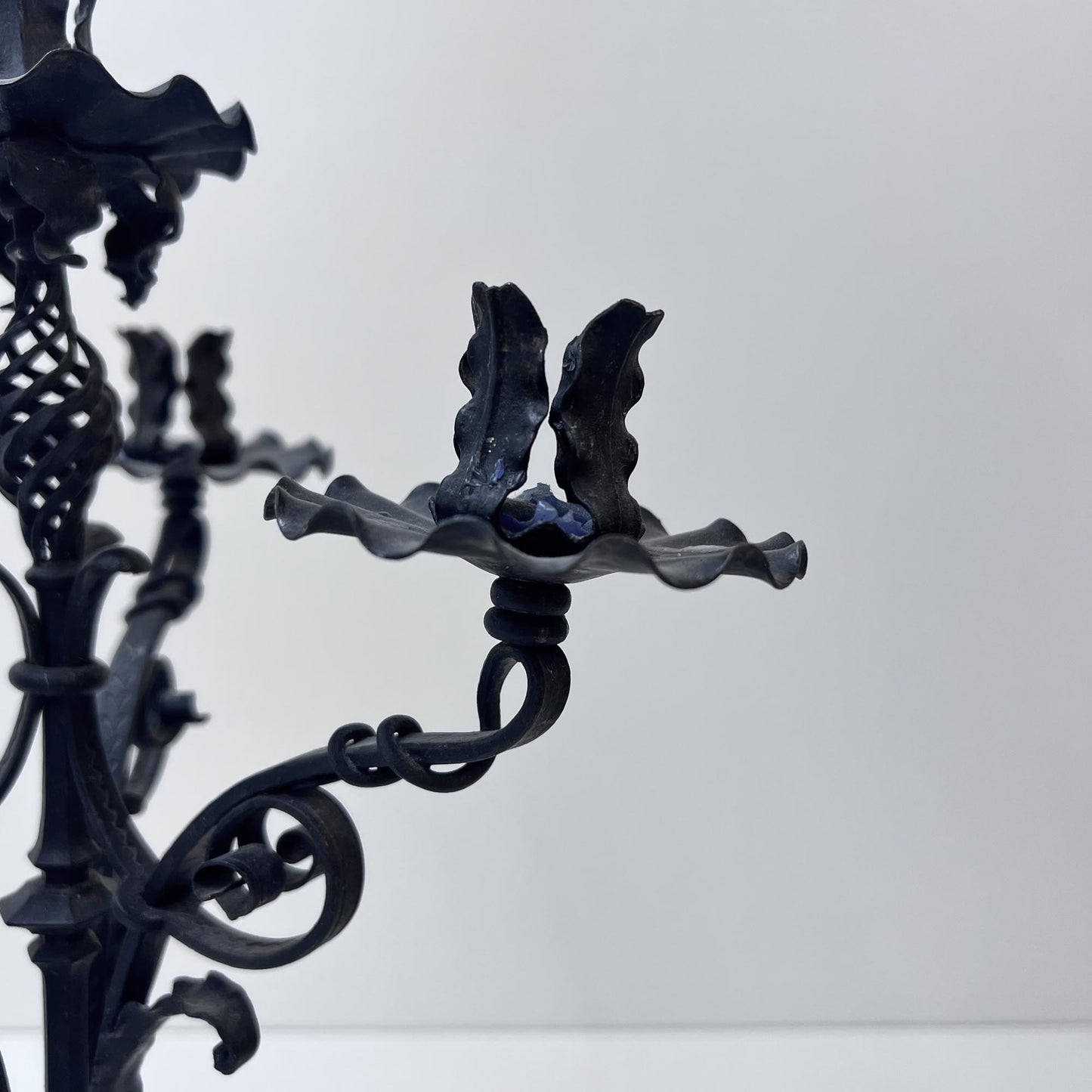 Kerzenständer mit Blumen- und Blätter-Verzierung