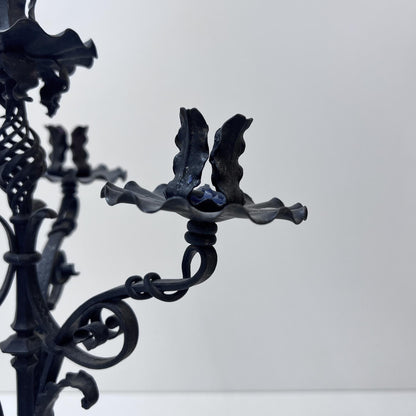 Kerzenständer mit Blumen- und Blätter-Verzierung