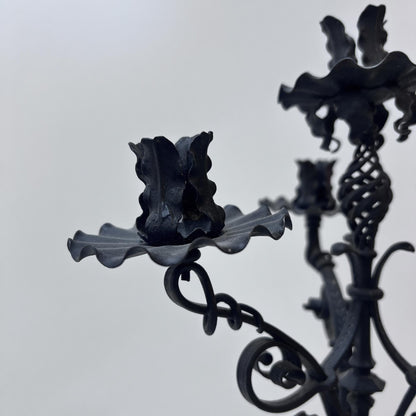 Kerzenständer mit Blumen- und Blätter-Verzierung