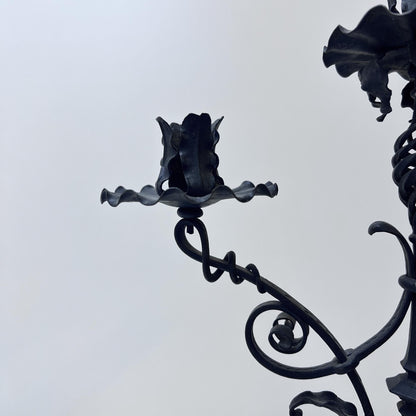 Kerzenständer mit Blumen- und Blätter-Verzierung