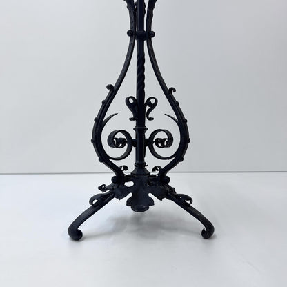 Kerzenständer mit Blumen- und Blätter-Verzierung