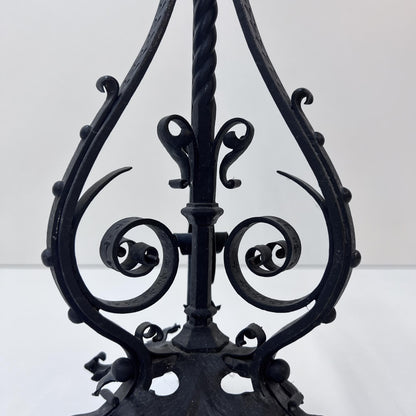 Kerzenständer mit Blumen- und Blätter-Verzierung