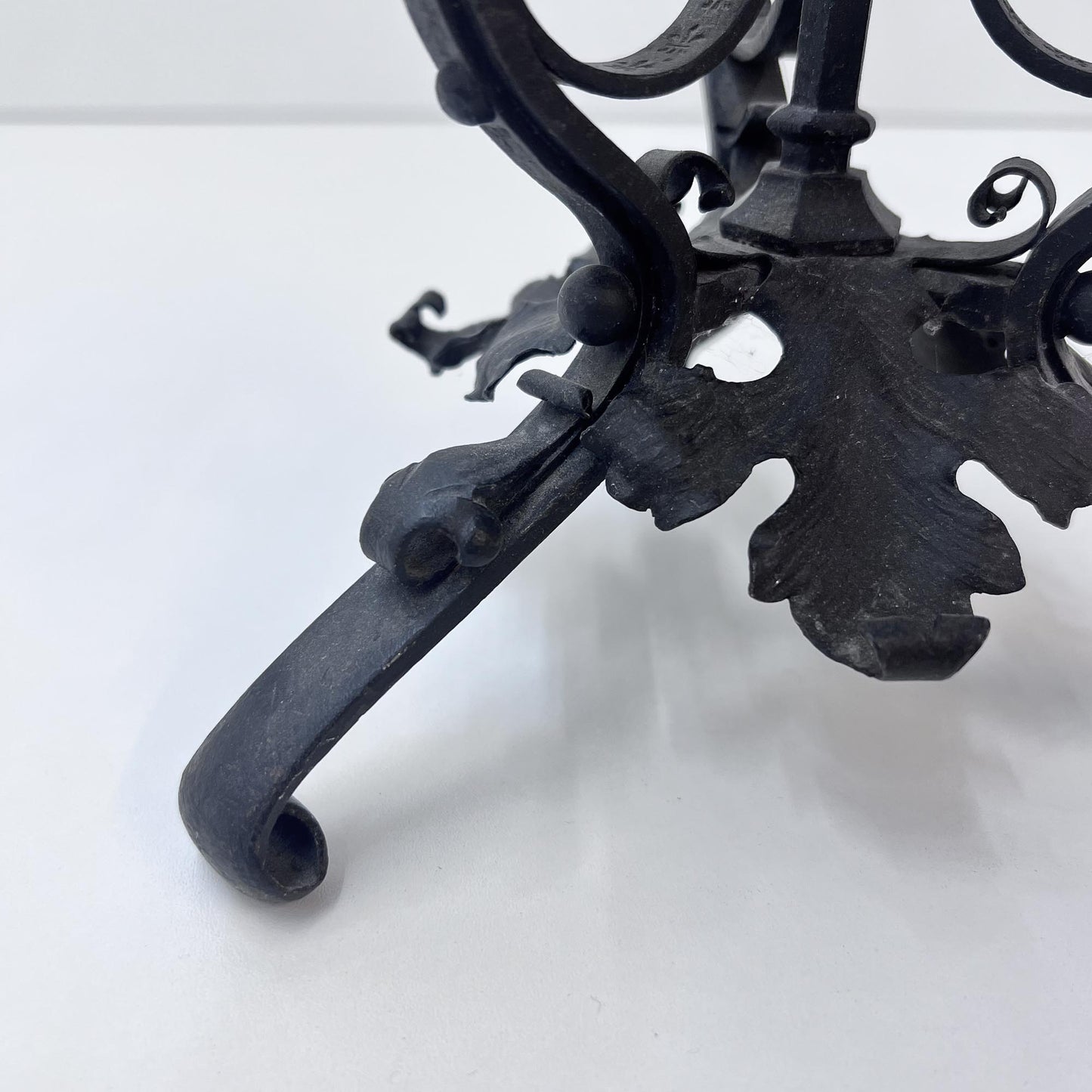 Kerzenständer mit Blumen- und Blätter-Verzierung