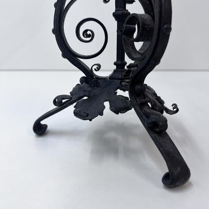 Kerzenständer mit Blumen- und Blätter-Verzierung