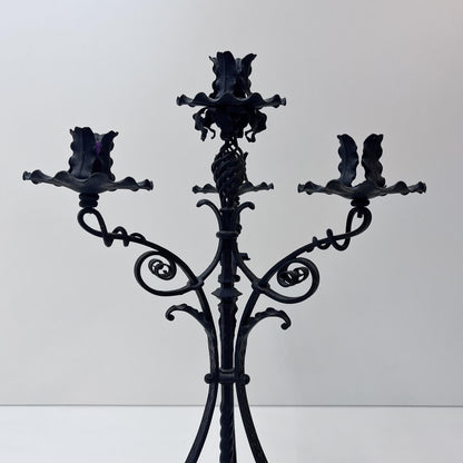 Kerzenständer mit Blumen- und Blätter-Verzierung