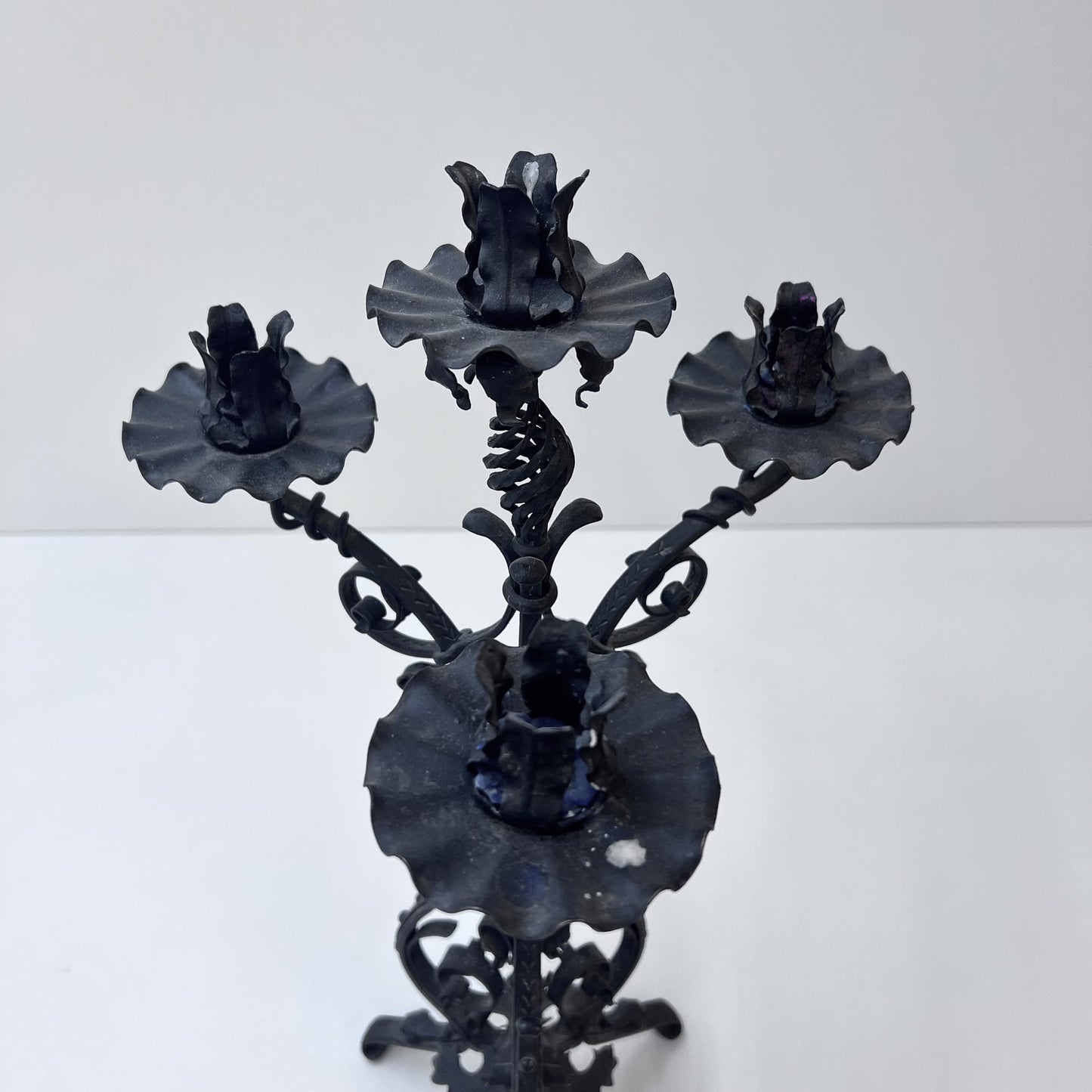 Kerzenständer mit Blumen- und Blätter-Verzierung