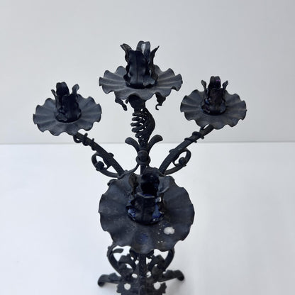 Kerzenständer mit Blumen- und Blätter-Verzierung