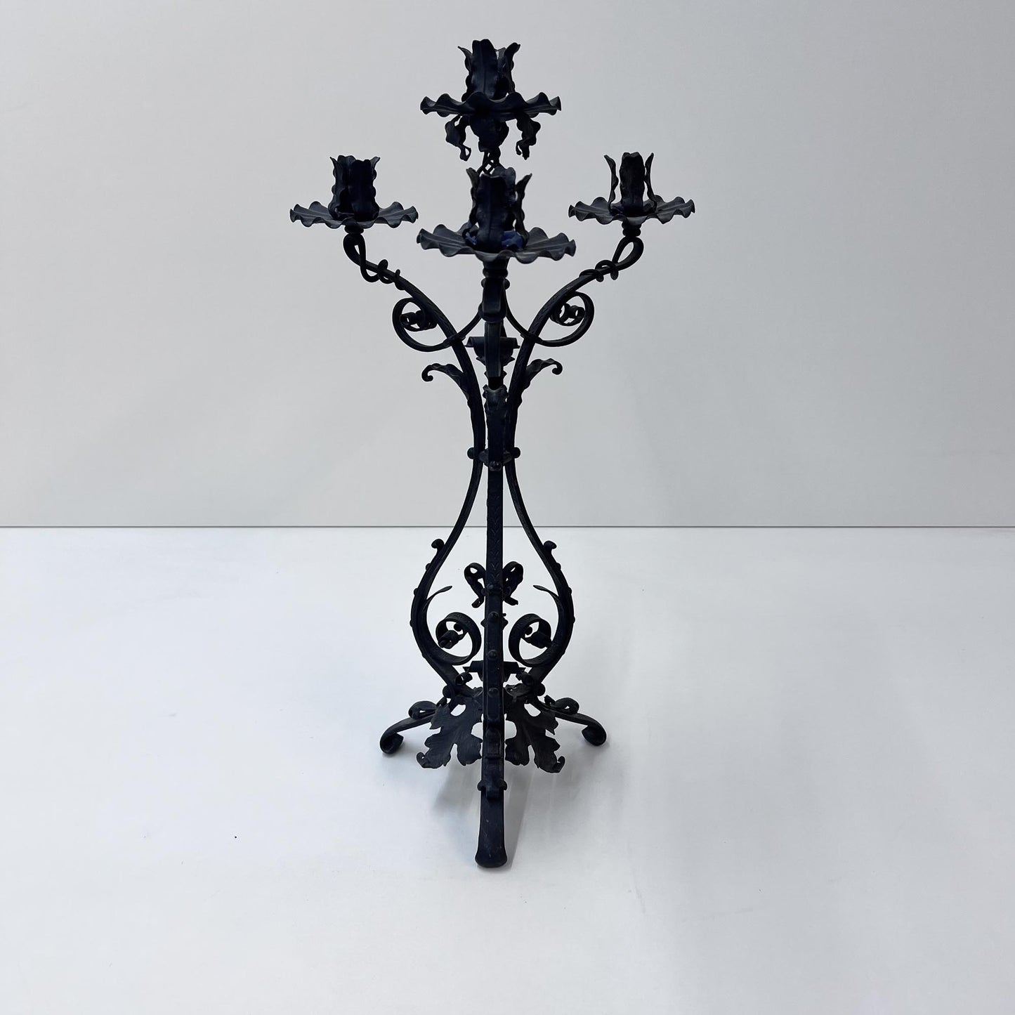 Kerzenständer mit Blumen- und Blätter-Verzierung