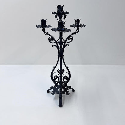 Kerzenständer mit Blumen- und Blätter-Verzierung