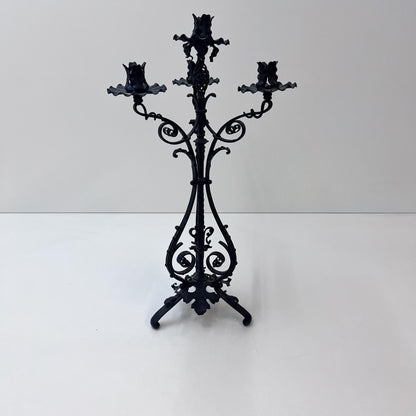 Kerzenständer mit Blumen- und Blätter-Verzierung