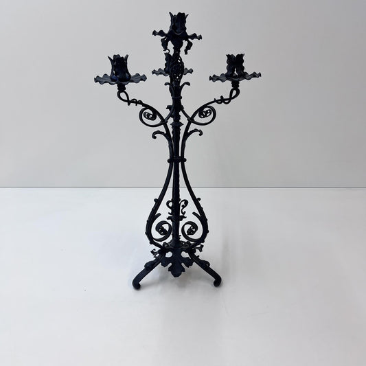 Kerzenständer mit Blumen- und Blätter-Verzierung