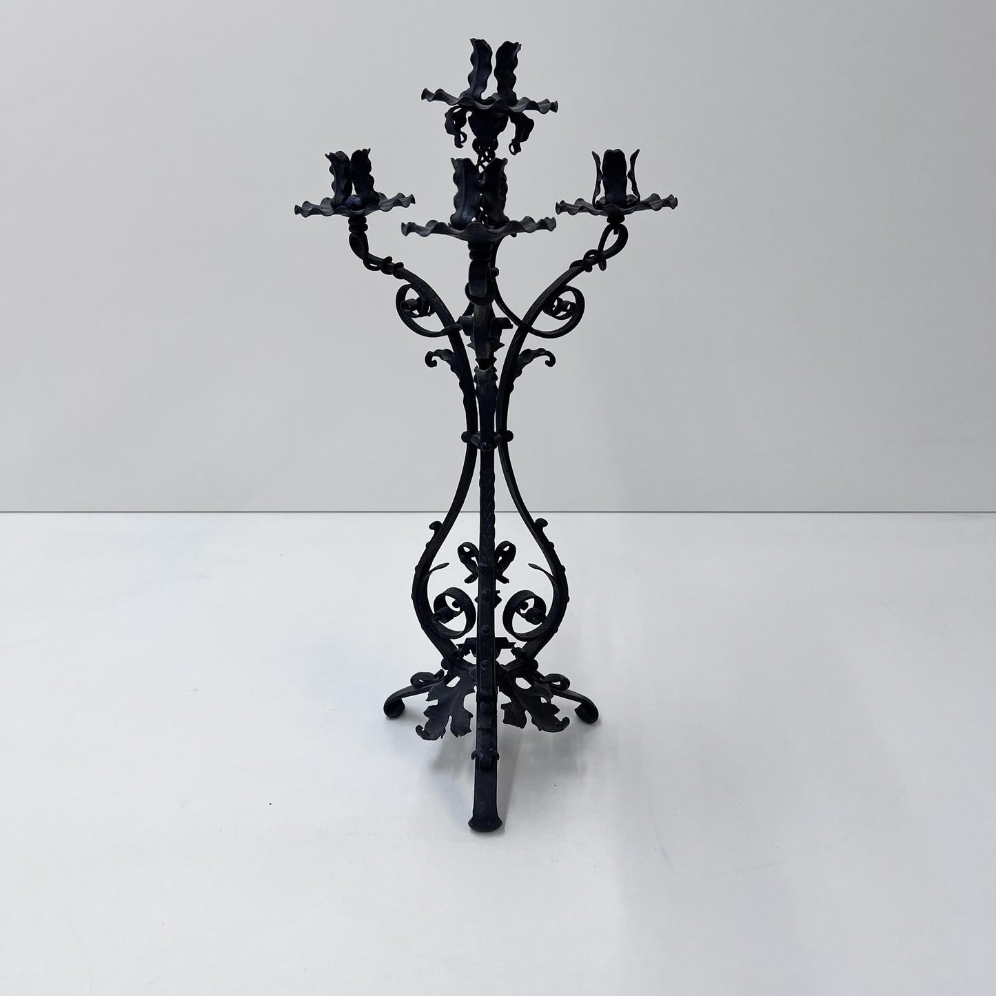 Kerzenständer mit Blumen- und Blätter-Verzierung