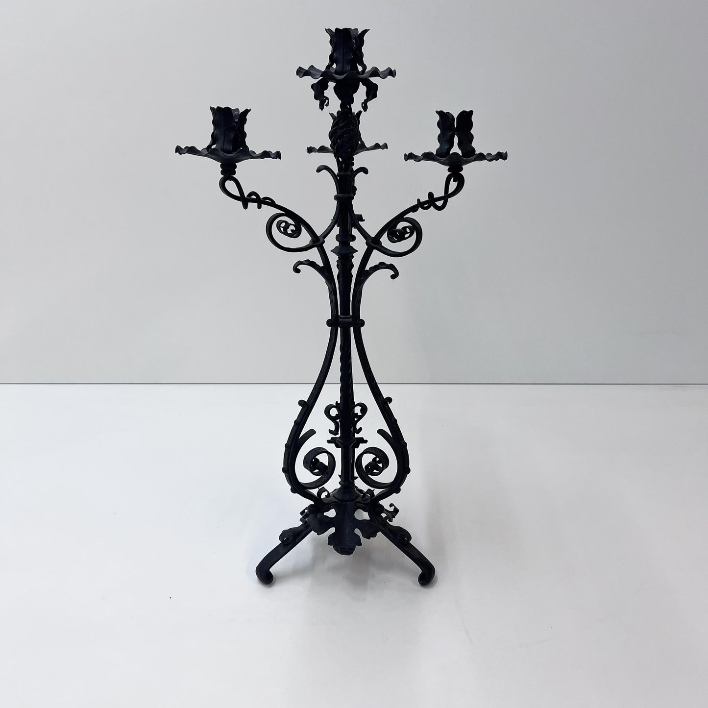 Kerzenständer mit Blumen- und Blätter-Verzierung