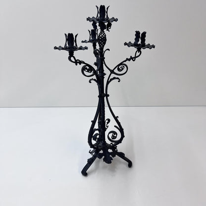 Kerzenständer mit Blumen- und Blätter-Verzierung