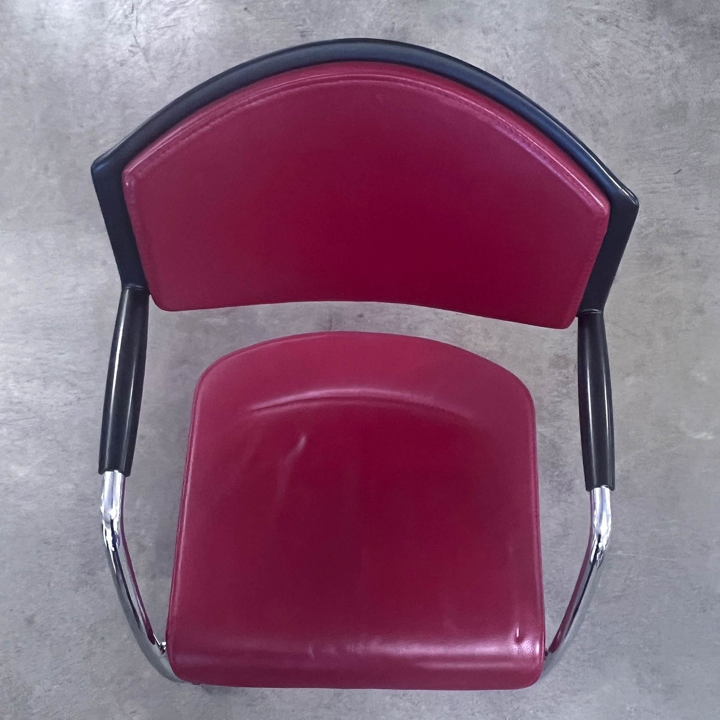 Konferenzstuhl Giroflex 16, Leder rot mit 2 Rollen, Q1