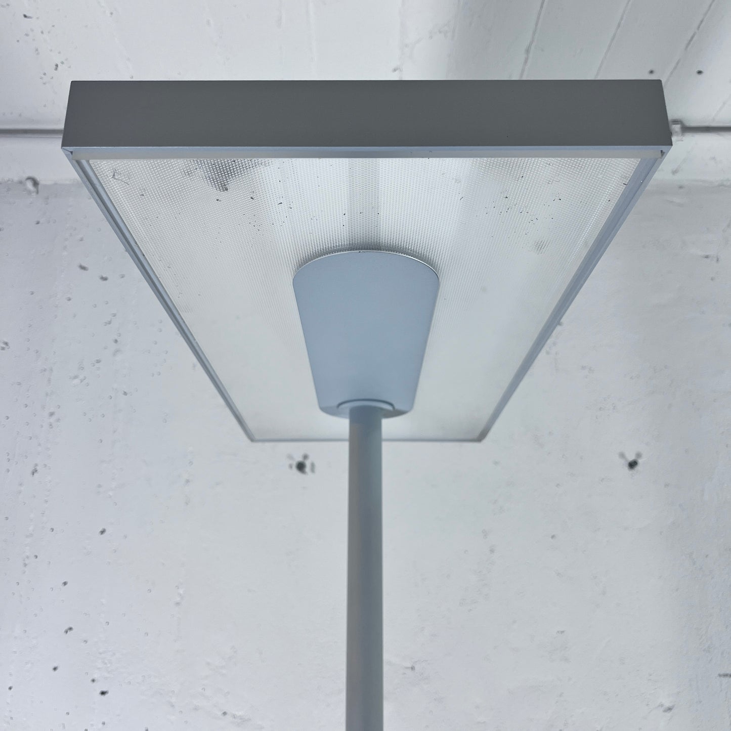 NYX Karboxx Linea Terra Buero Stehleuchte grau Solutionpool