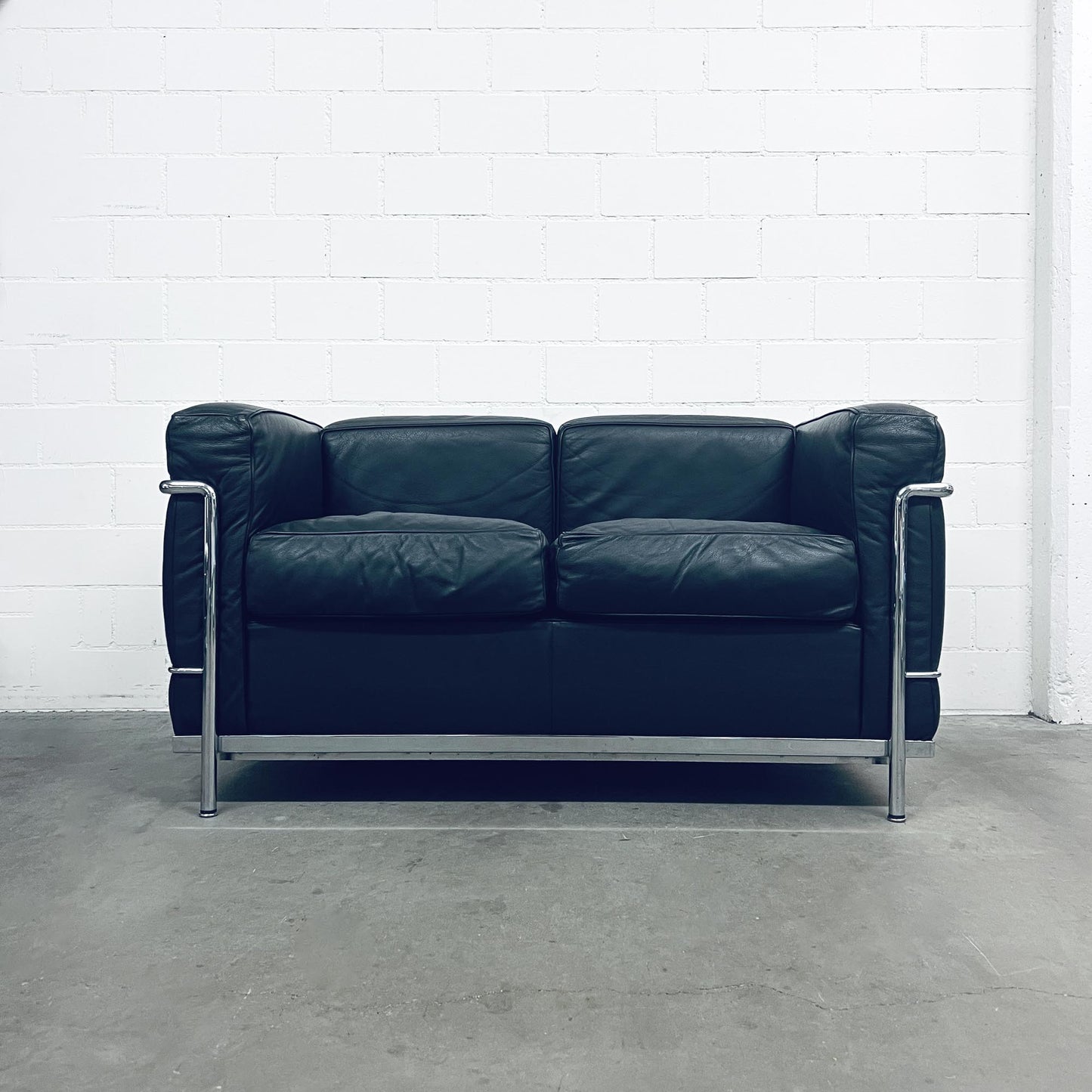 Sofa Le Corbusier LC2, 2-Plätzer, Leder-schwarz