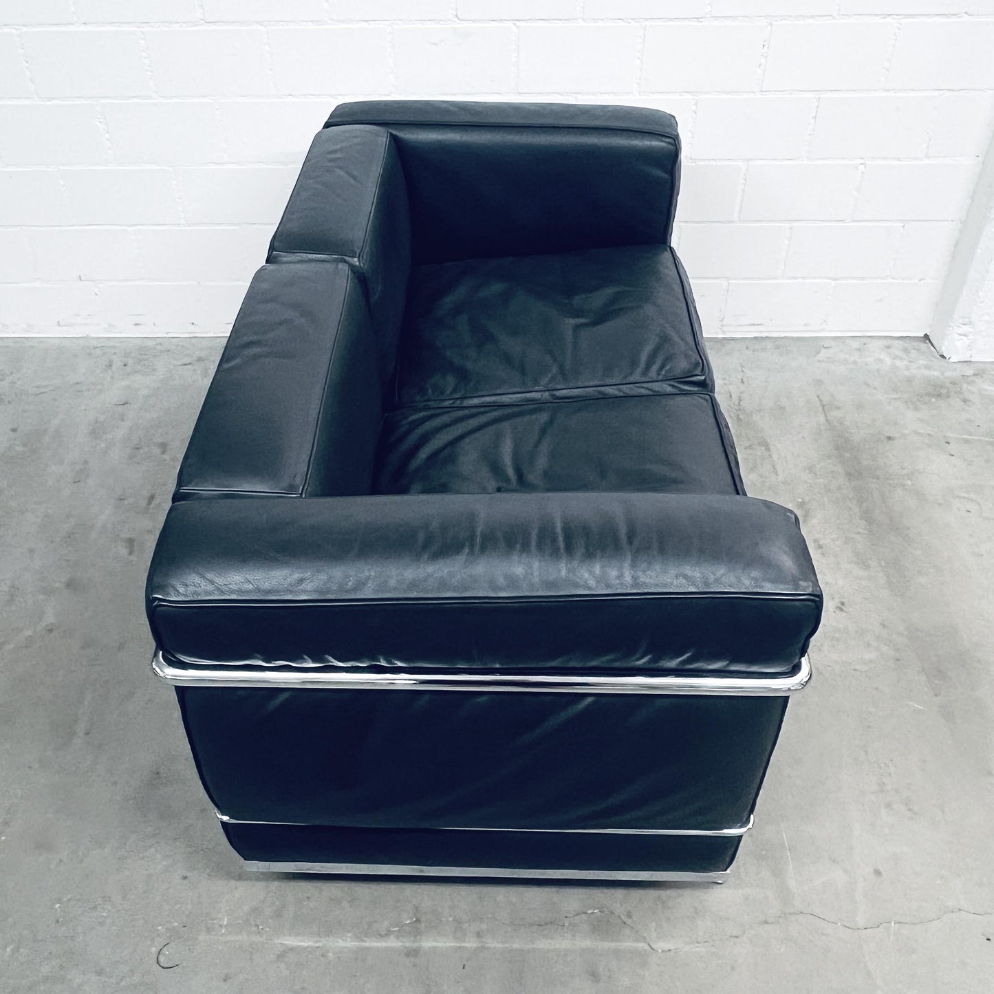Sofa Le Corbusier LC2, 2-Plätzer, Leder-schwarz