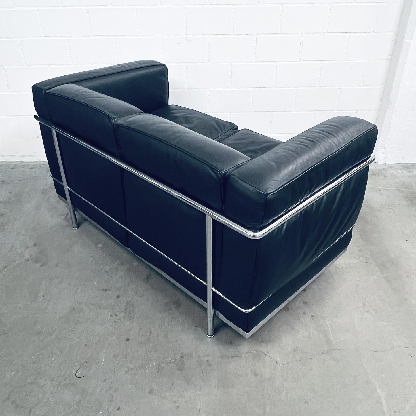 Sofa Le Corbusier LC2, 2-Plätzer, Leder-schwarz