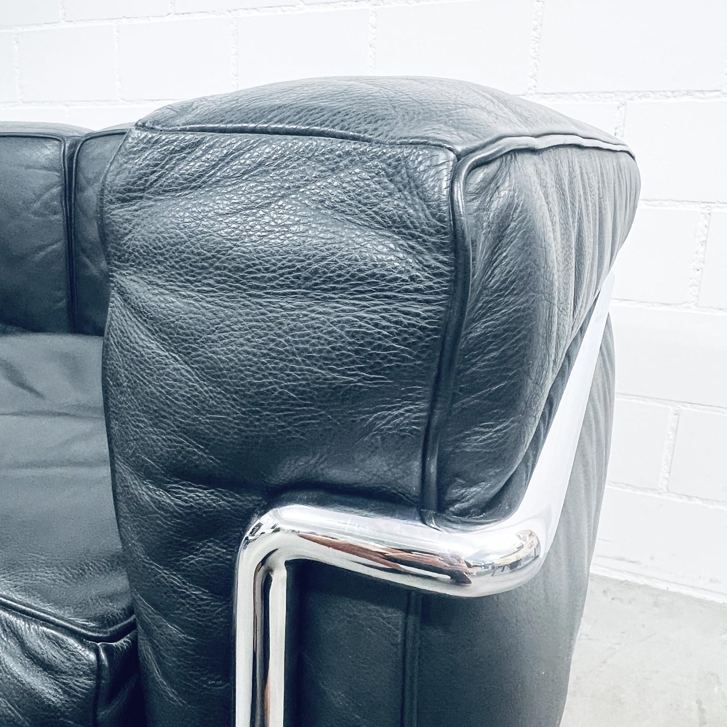 Sofa Le Corbusier LC2, 2-Plätzer, Leder-schwarz