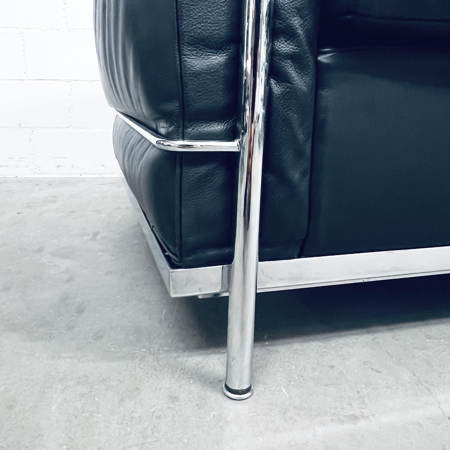 Sofa Le Corbusier LC2, 2-Plätzer, Leder-schwarz