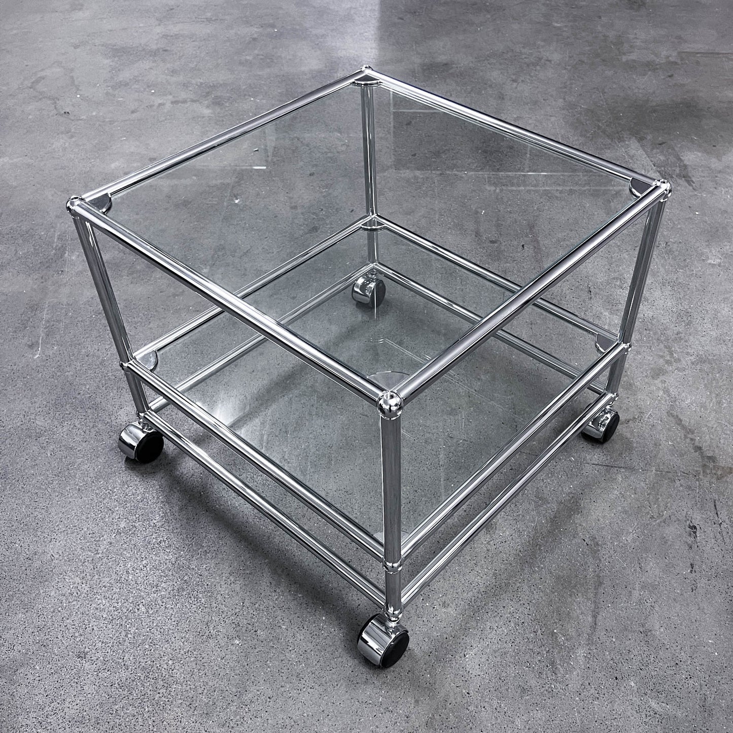 USM Beistelltisch auf Rollen, Q1