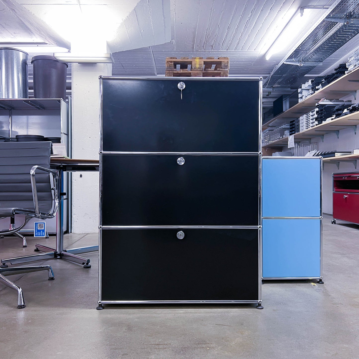 USM Büromöbel, Graphitschwarz, 2 Auszietüren, 1 Klapptüre, Q3