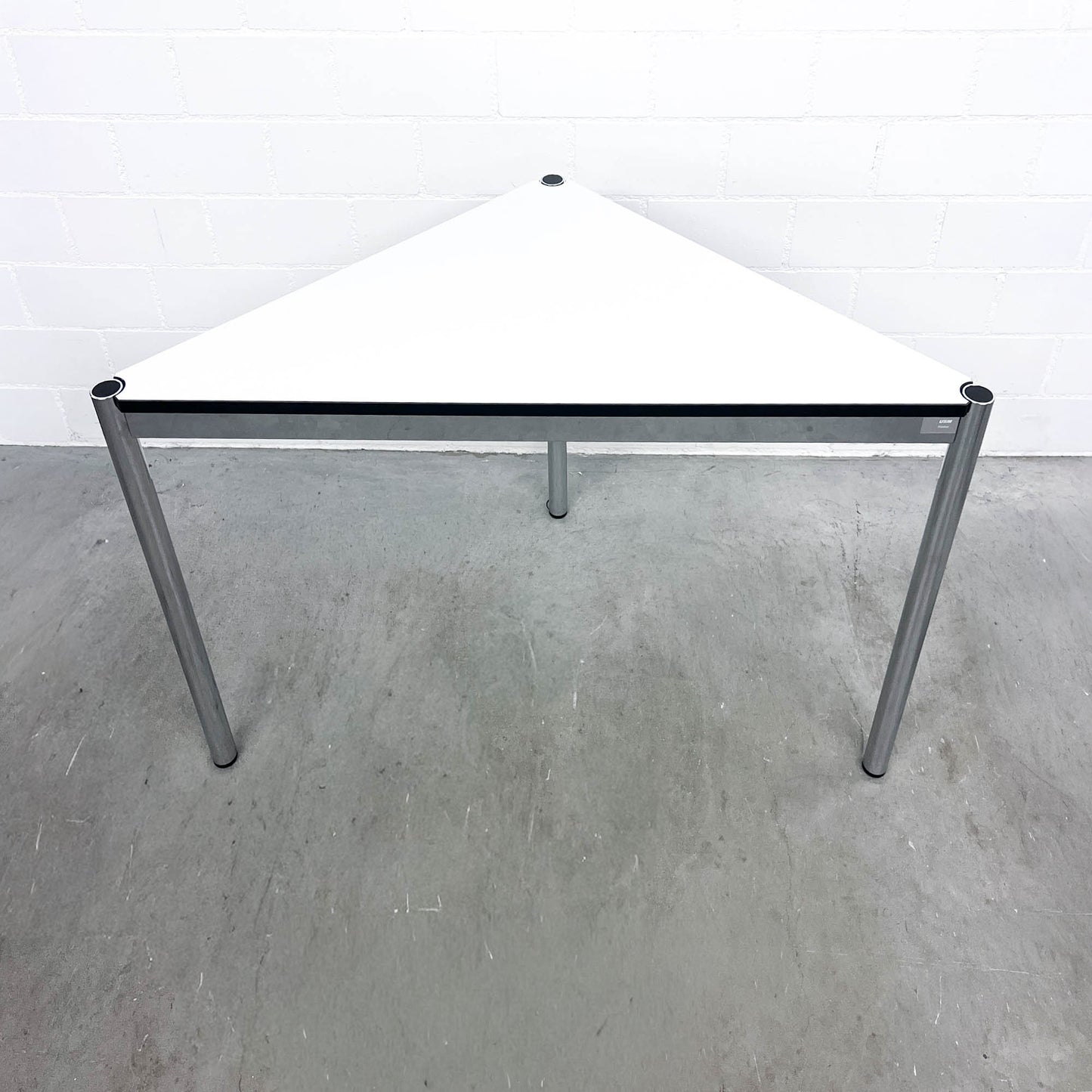 USM Dreieckstisch, Kunstharz Perlgrau, 75x75cm, Q2