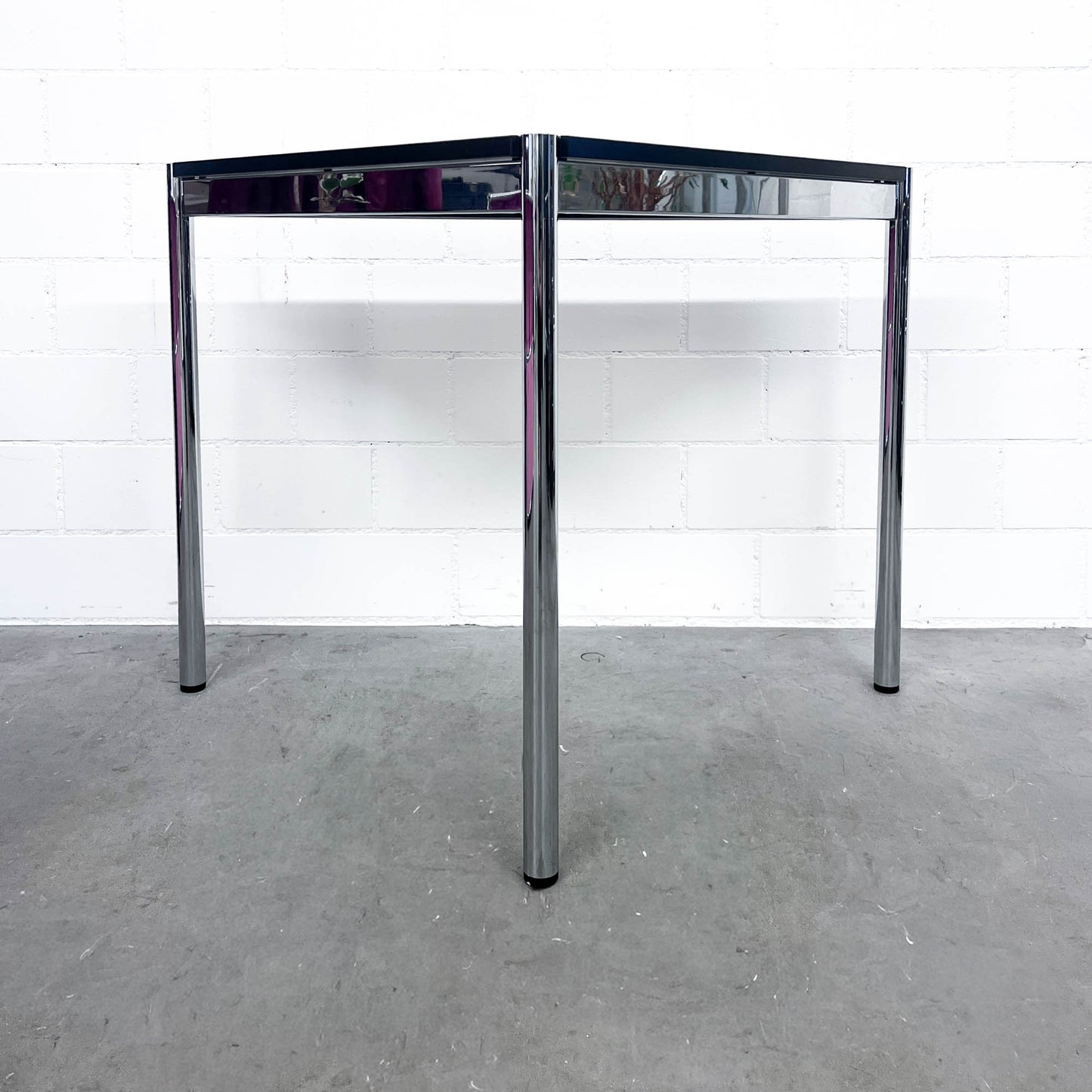 USM Dreieckstisch, Kunstharz Perlgrau, 75x75cm, Q2