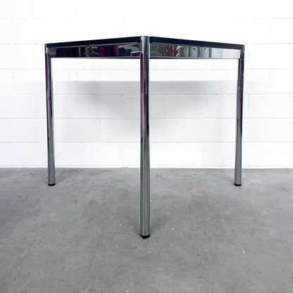 USM Dreieckstisch, Kunstharz Perlgrau, 75x75cm, Q2