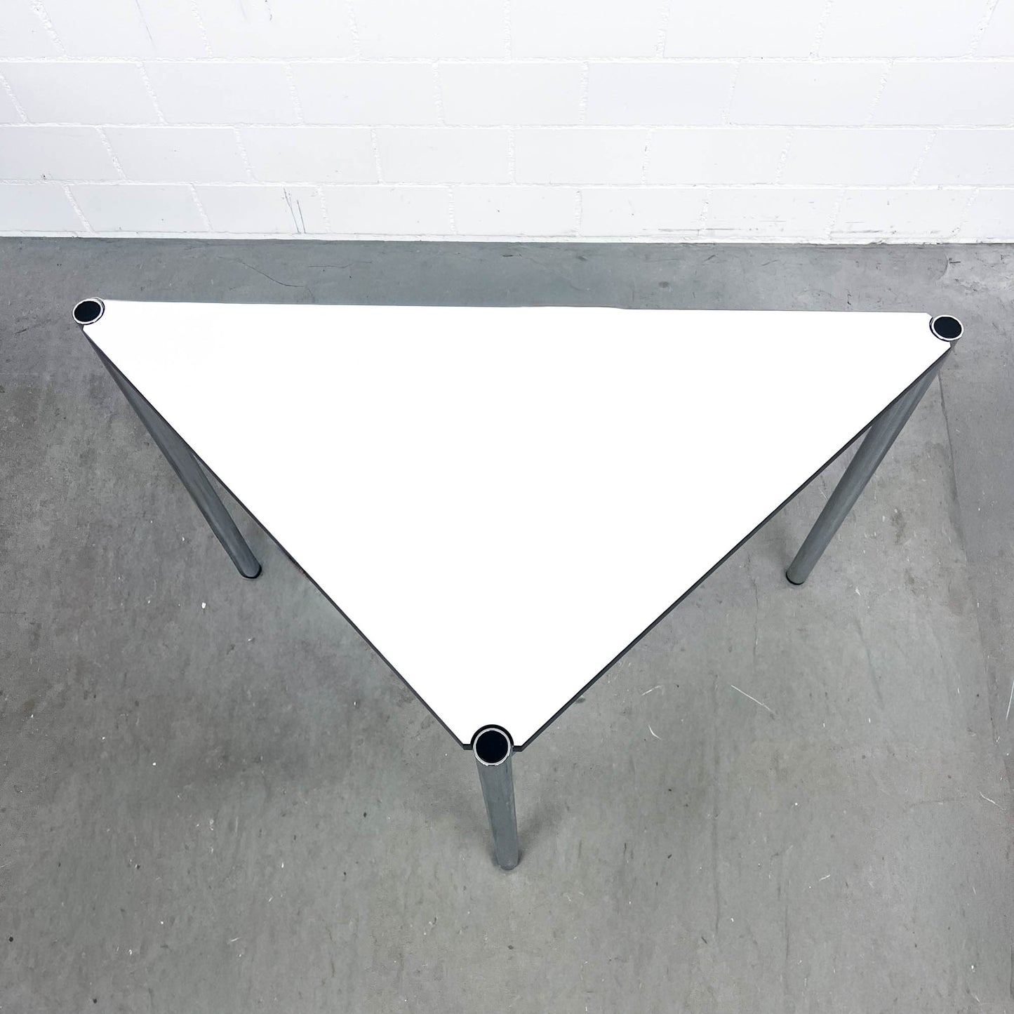 USM Dreieckstisch, Kunstharz Perlgrau, 75x75cm, Q2