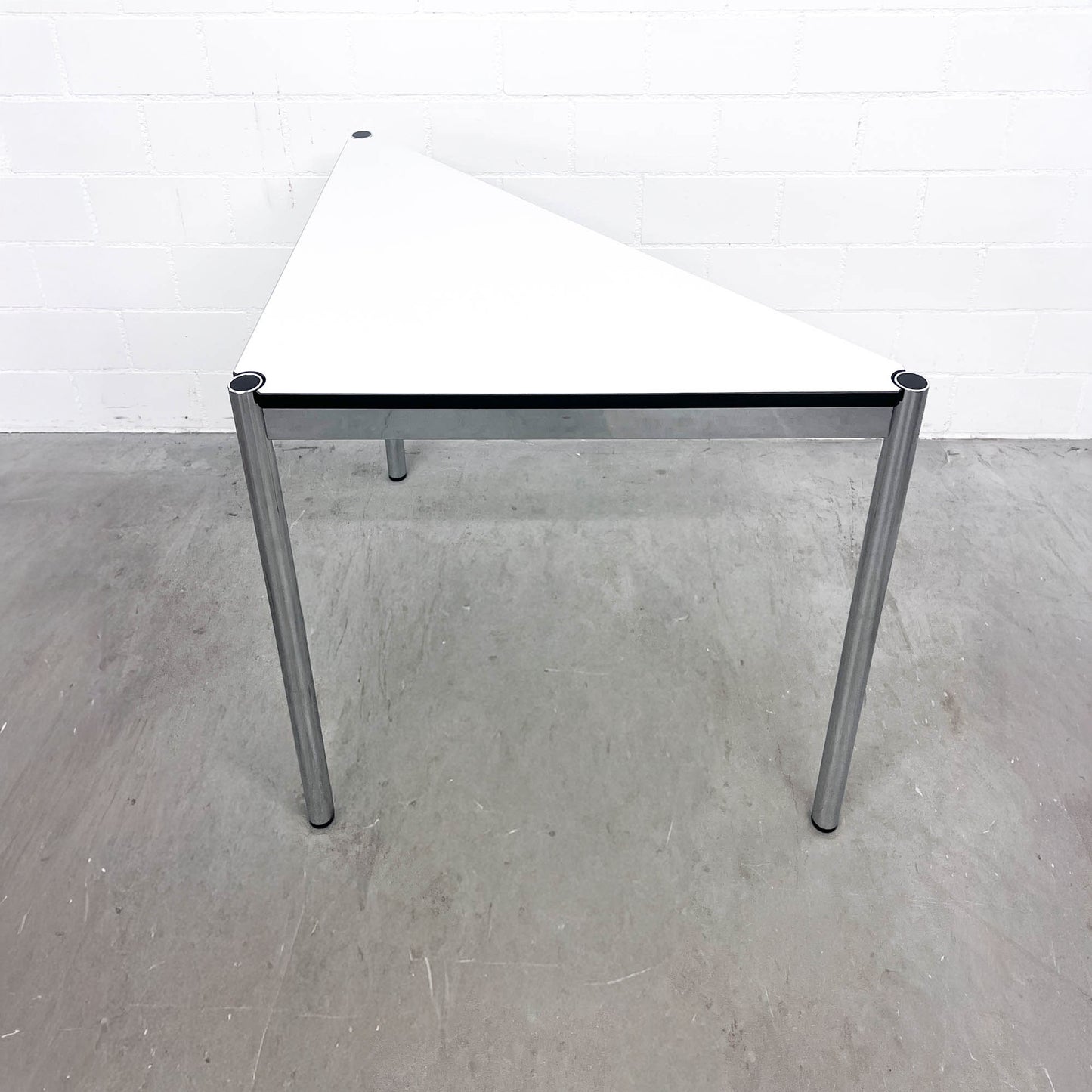 USM Dreieckstisch, Kunstharz Perlgrau, 75x75cm, Q2