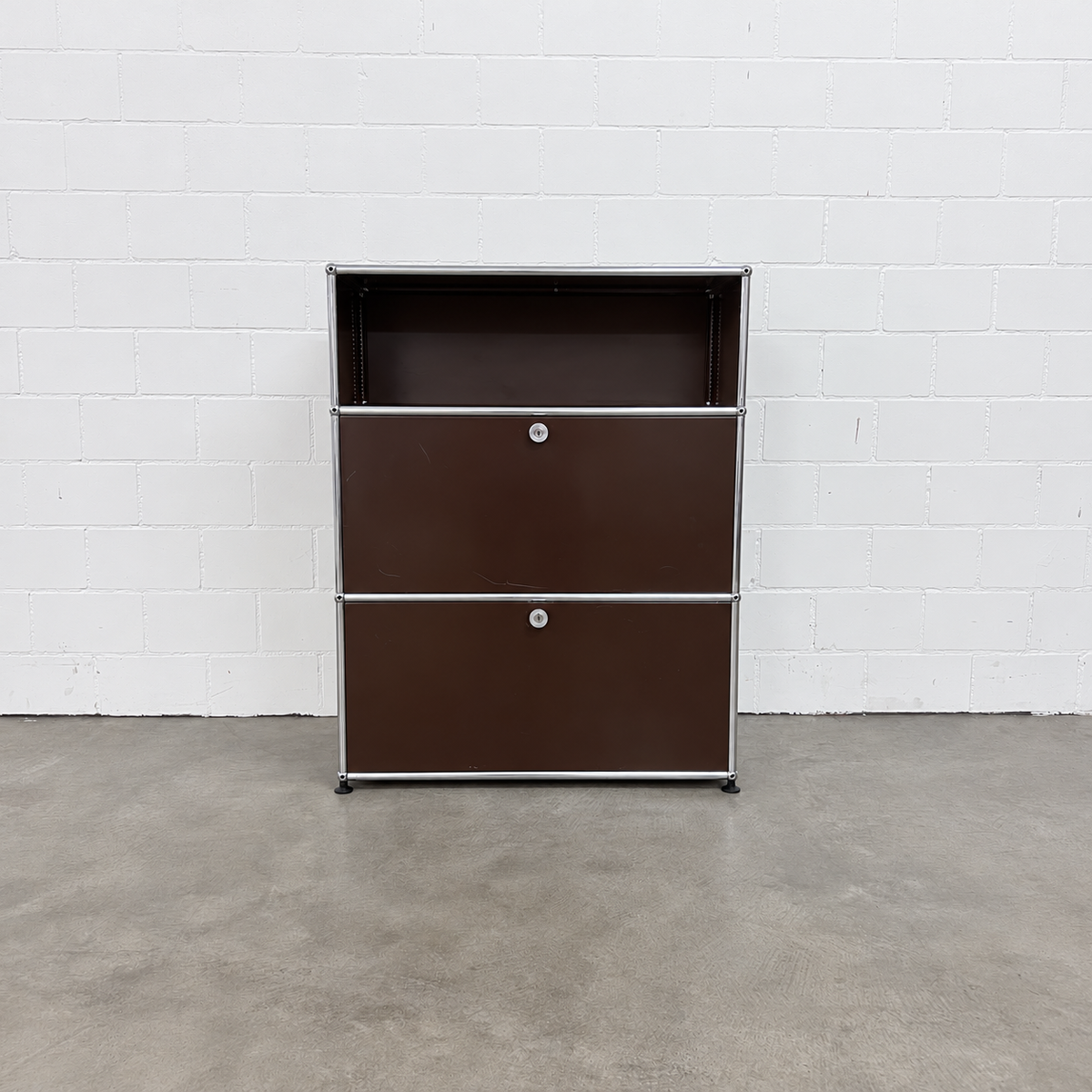 USM Haller Regal in Braun, alte Generation – Vorderansicht