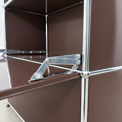 USM Haller Regal in Braun, alte Generation – Rechte Klapptürmechanik im Detail