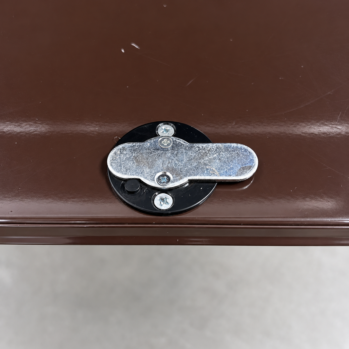 USM Haller Regal in Braun, alte Generation – Schlossmechanik innen