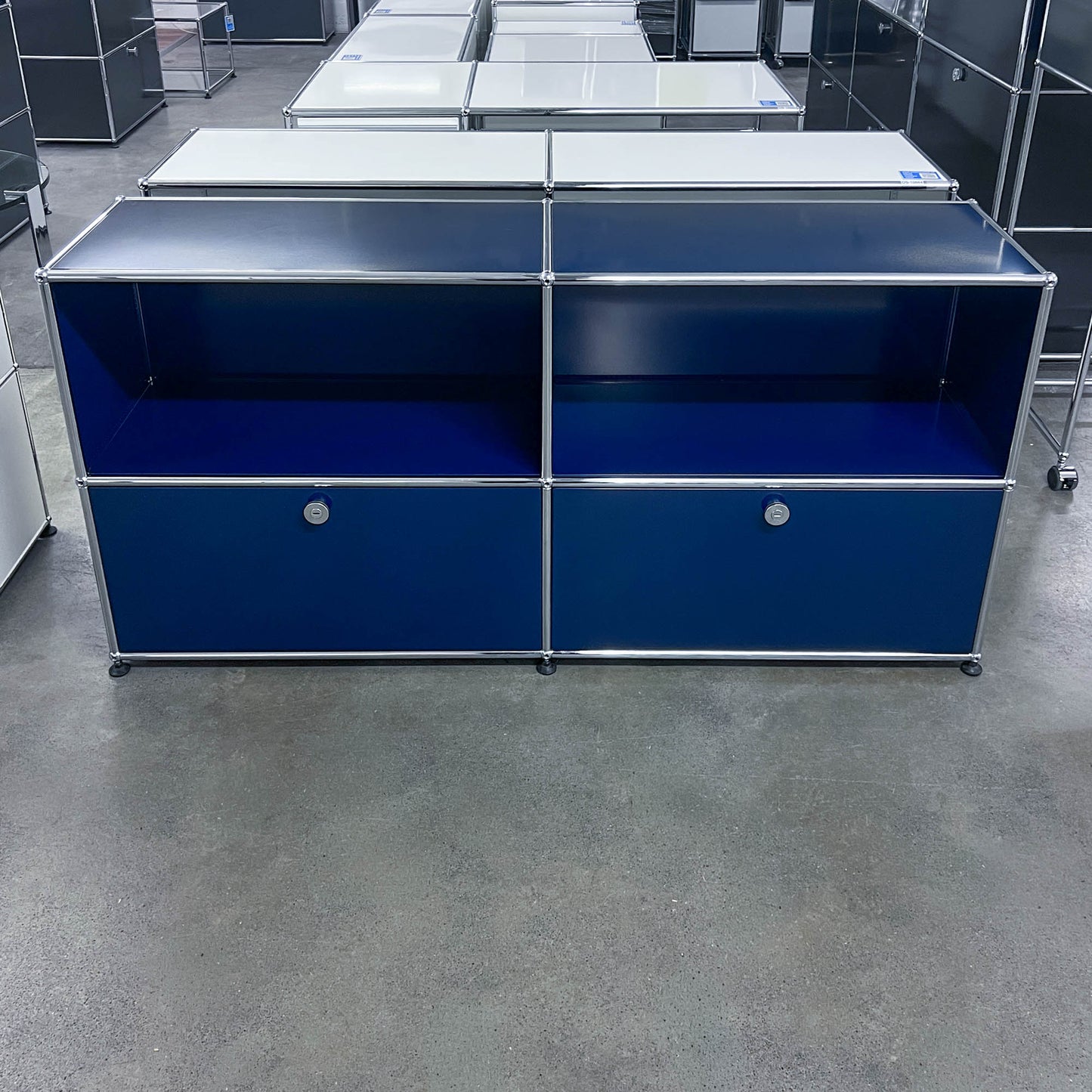 USM Regal, Stahlblau mit 2 Klapptüren, Q1