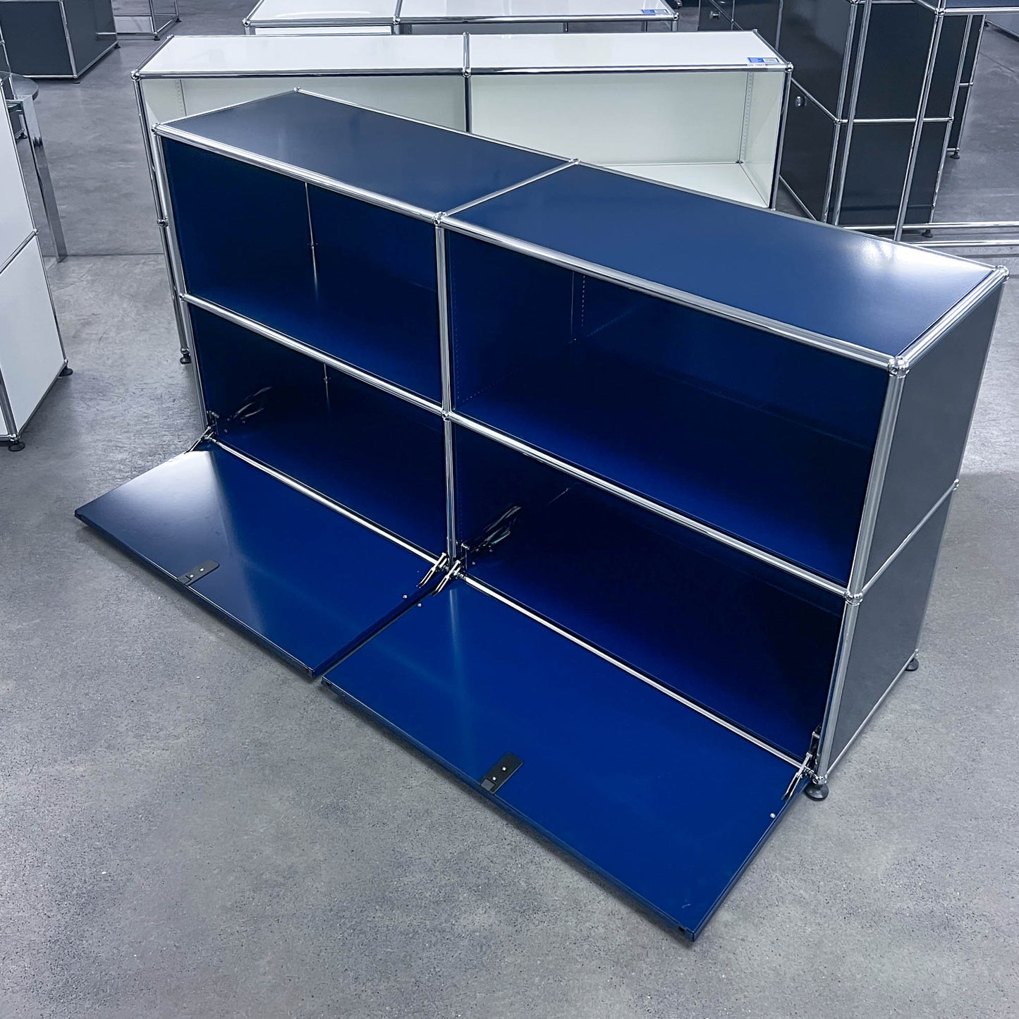 USM Regal, Stahlblau mit 2 Klapptüren, Q1
