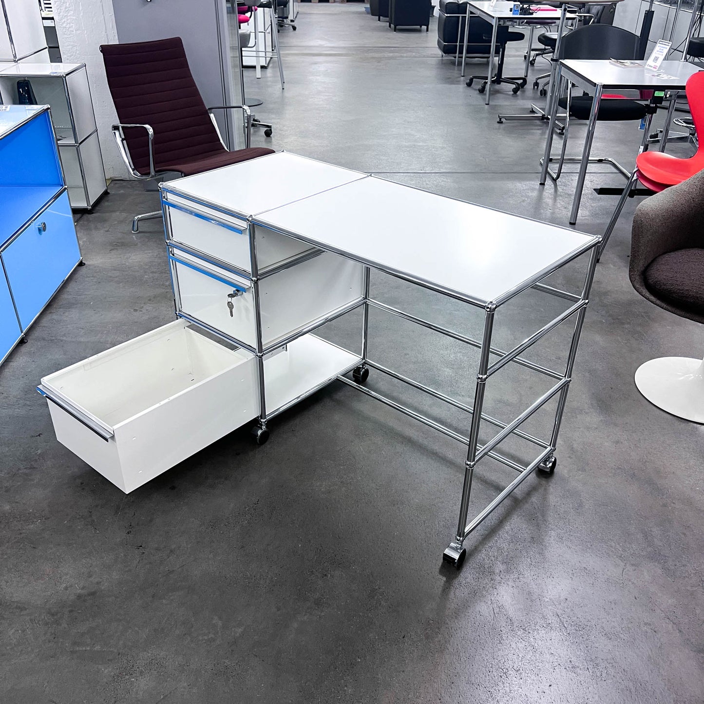 USM Home-Office-Pult, Reinweiss, 2 A5, 1 A6 Schubladen, Q1