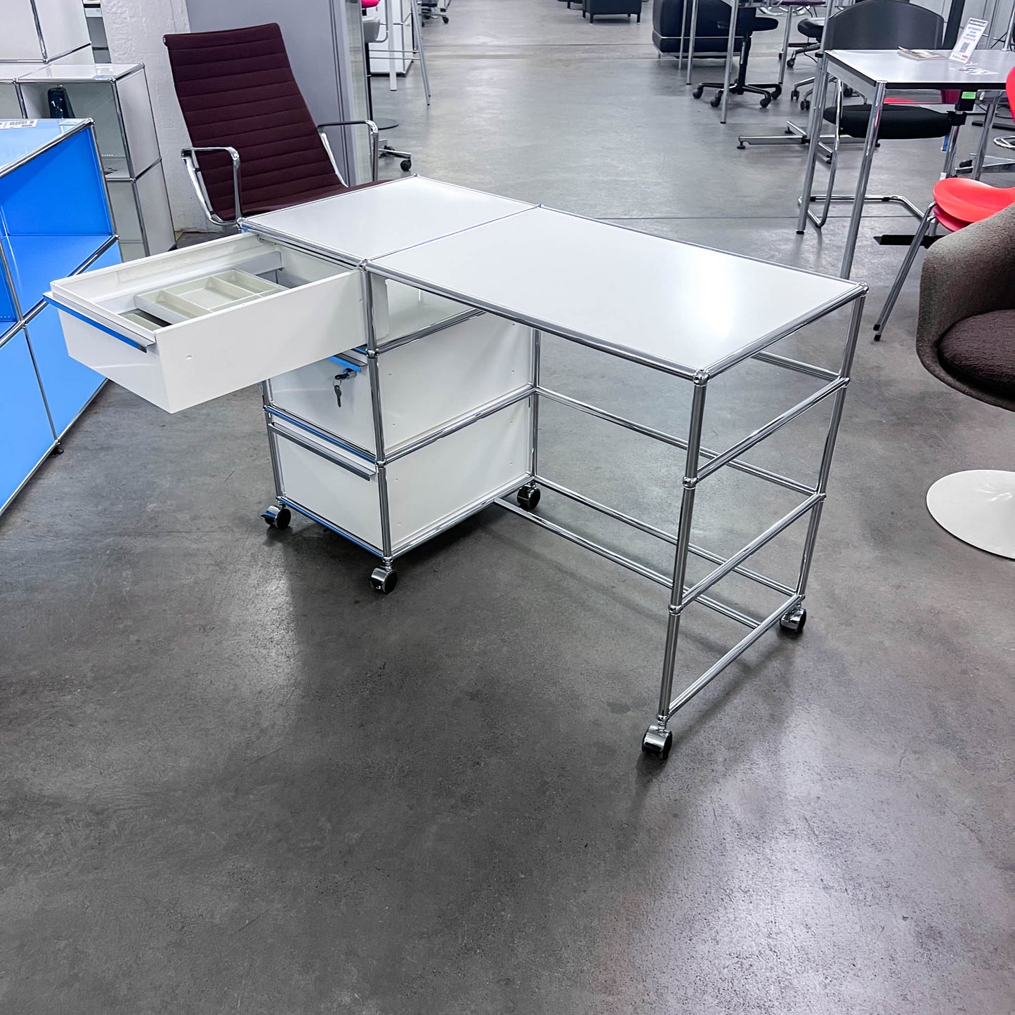 USM Home-Office-Pult, Reinweiss, 2 A5, 1 A6 Schubladen, Q1