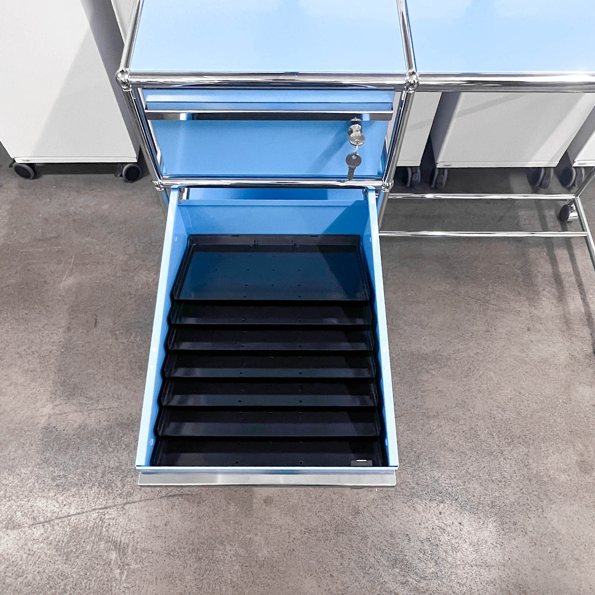 USM Haller Home-Office-Pult auf Rollen, hellblau, 4 A6 Schubladen, neuwertig
