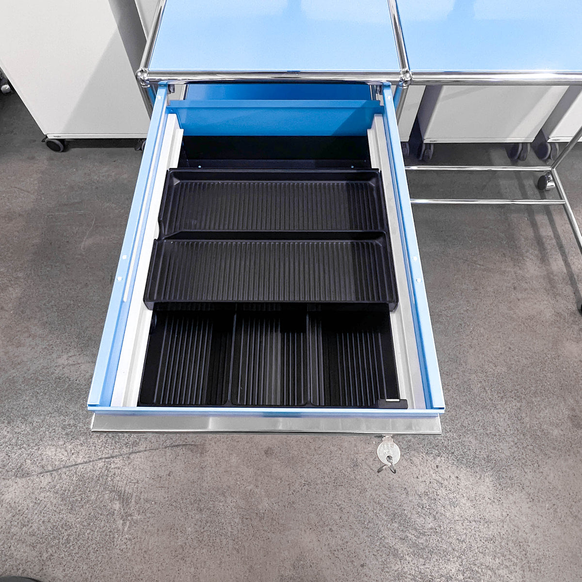 USM Haller Home-Office-Pult auf Rollen, hellblau, 4 A6 Schubladen, neuwertig