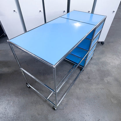 USM Haller Home-Office-Pult auf Rollen, hellblau, 4 A6 Schubladen, neuwertig