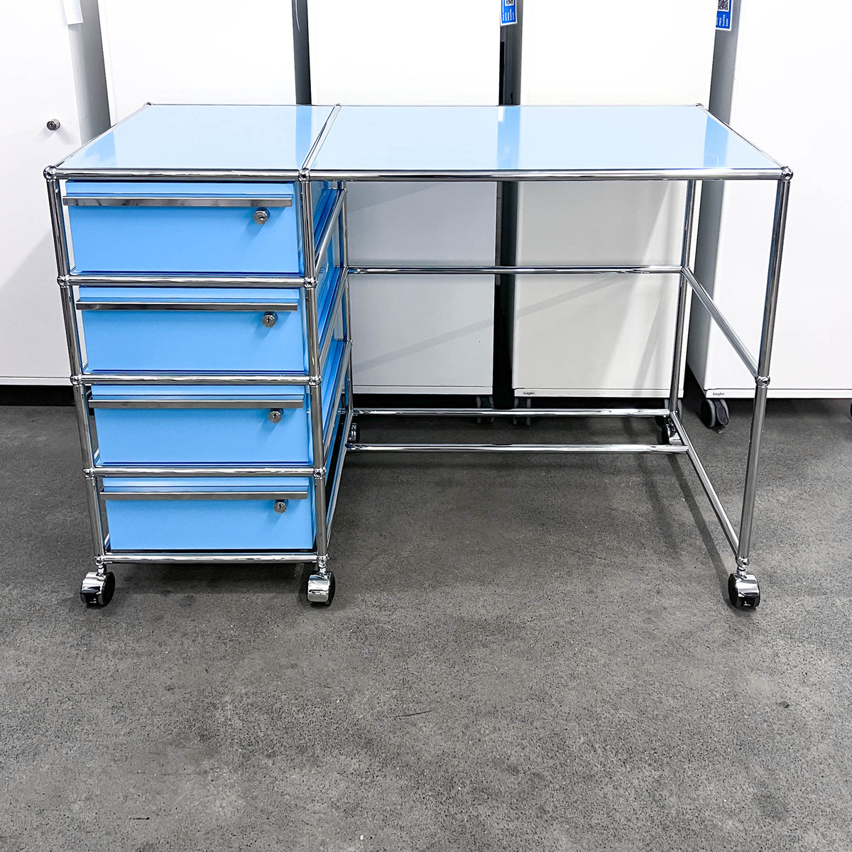 USM Haller Home-Office-Pult auf Rollen, hellblau, 4 A6 Schubladen, neuwertig