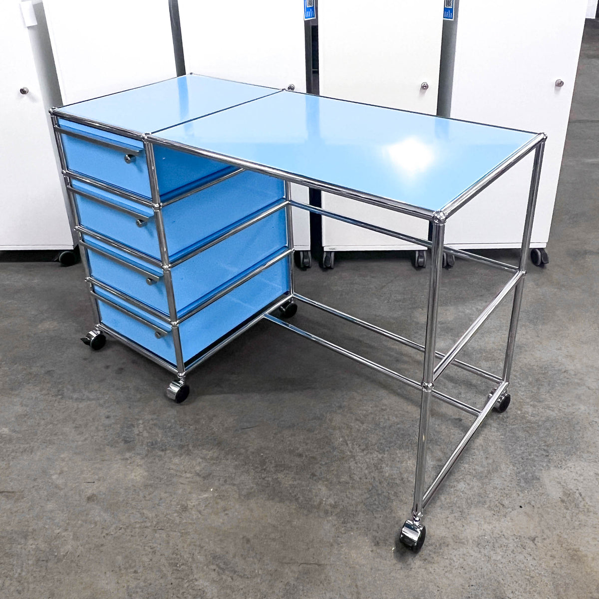 USM Haller Home-Office-Pult auf Rollen, hellblau, 4 A6 Schubladen, neuwertig