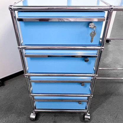USM Haller Home-Office-Pult auf Rollen, hellblau, 4 A6 Schubladen, neuwertig
