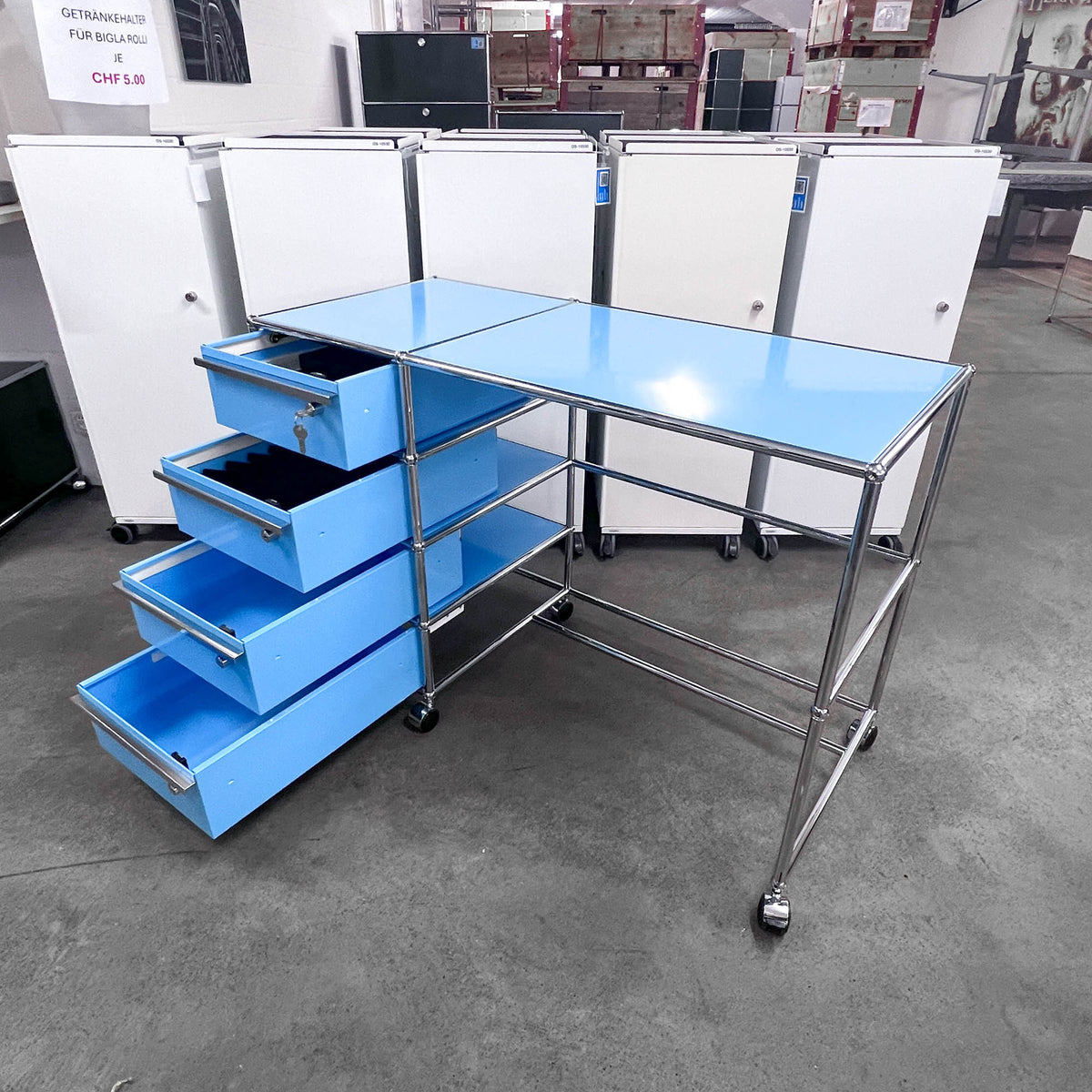 USM Haller Home-Office-Pult auf Rollen, hellblau, 4 A6 Schubladen, neuwertig
